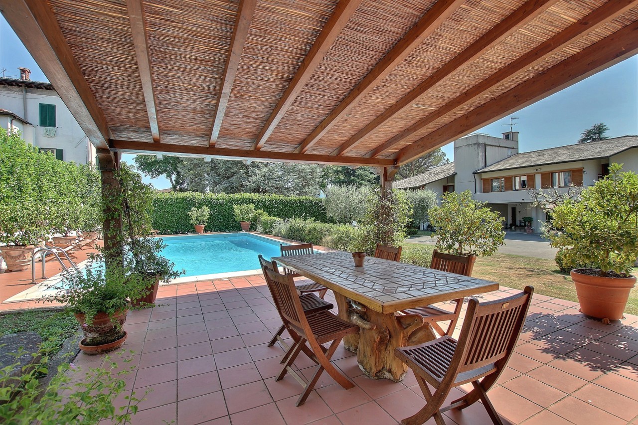 Villa in vendita a Barga, 9 locali, prezzo € 990.000 | CambioCasa.it