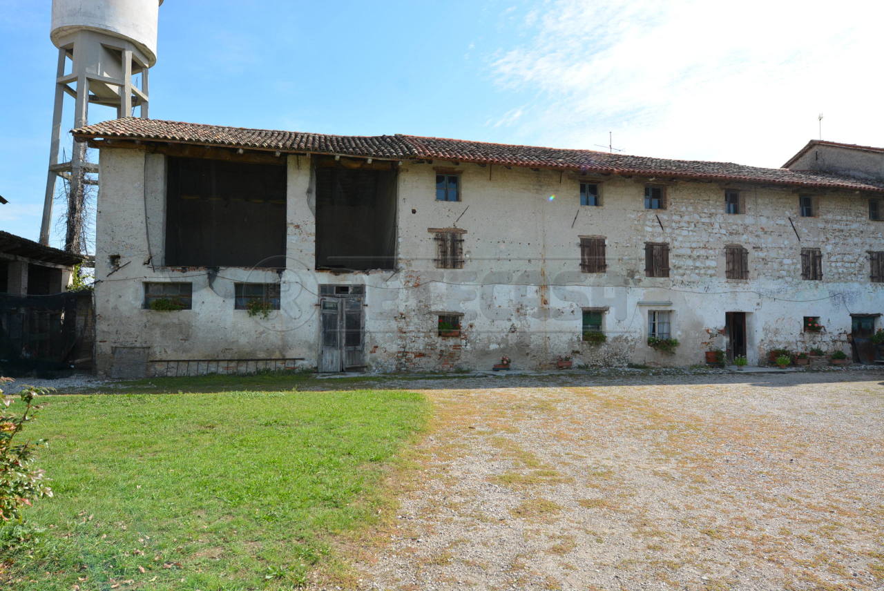 Rustico / Casale in vendita a Chiopris-Viscone, 11 locali, prezzo € 129.000 | PortaleAgenzieImmobiliari.it