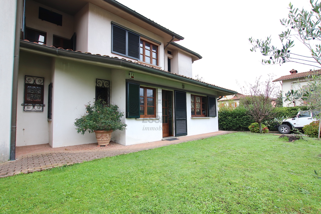 Villa in vendita a Barga, 15 locali, prezzo € 600.000 | CambioCasa.it