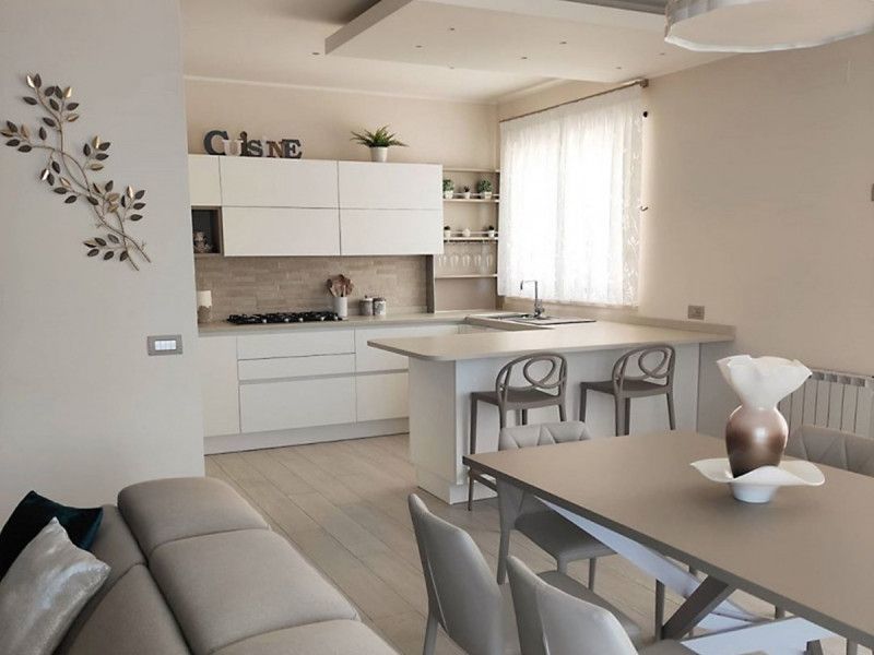 Appartamento in vendita a Sarzana, 6 locali, prezzo € 350.000 | PortaleAgenzieImmobiliari.it