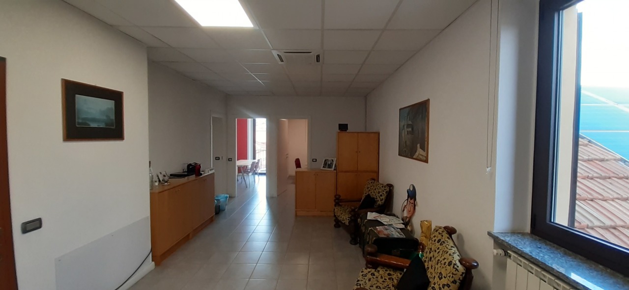 Ufficio / Studio a Somma Lombardo in Affitto - Libero