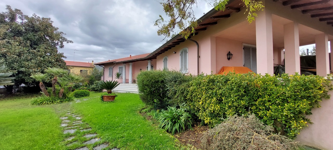 Villa in vendita a Ortonovo, 11 locali, prezzo € 580.000 | PortaleAgenzieImmobiliari.it